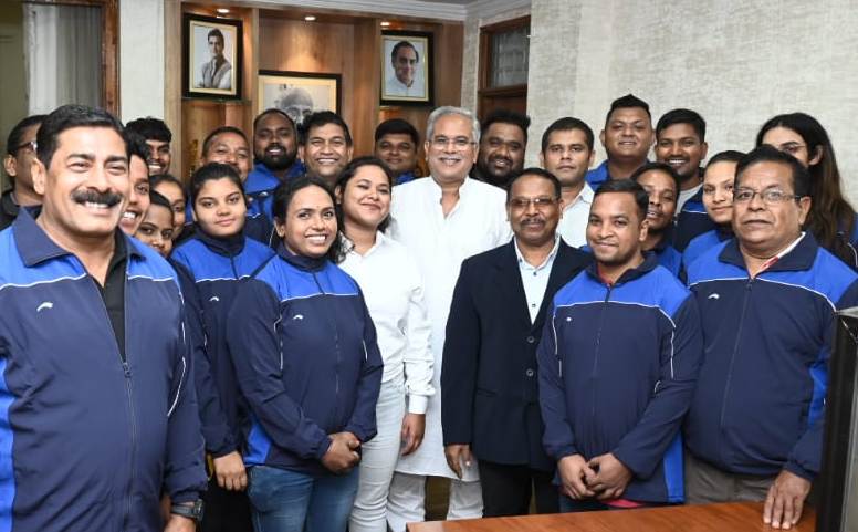 CM से छत्तीसगढ़ पावर लिफ्टिंग एवं बॉडी बिल्डिंग एसोसिएशन के पदाधिकारियों और खिलाड़ियों ने की सौजन्य मुलाकात