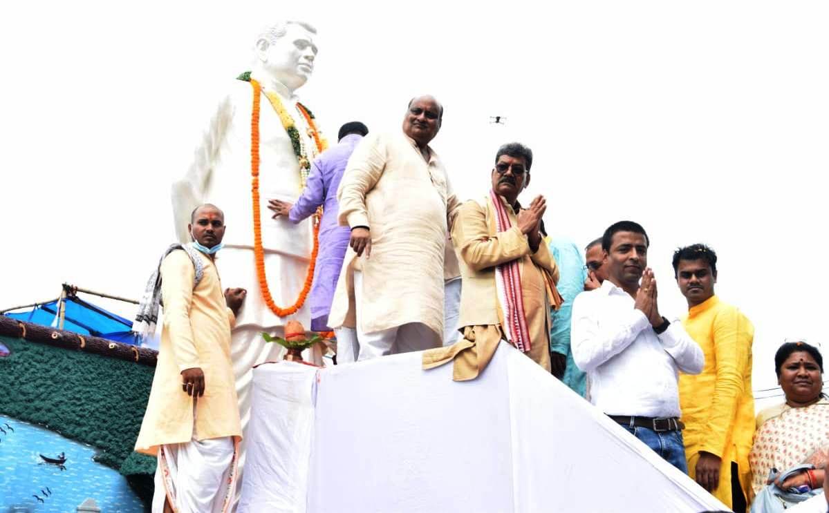 विधानसभा अध्यक्ष डॉ. महंत ने स्व. श्री बिसाहू दास महंत की मूर्ति का किया अनावरण