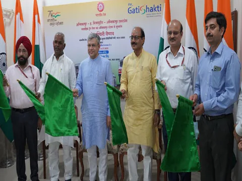 अंबिकापुर से निजामुद्दीन के बीच शुरू हुई डायरेक्ट AC ट्रेन, रेल मंत्री ने द‍िखाई हरी झंडी