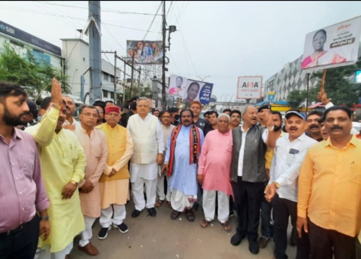 एन डी ए प्रत्याशी श्रीमती द्रौपदी मुर्मू जी की जीत पर भाजपा ने जय स्तंभ पर आतिशबाजी कर मिठाइयां बांटी