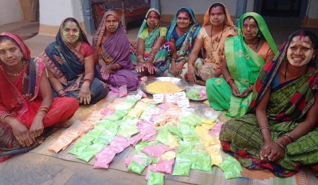 CG : होली के त्योहार पर भगवान पर चढ़े फूलों से समूह की महिलाएं बना रही हर्बल गुलाल, किसी तरह का नहीं मिलाया जा रहा केमिकल…