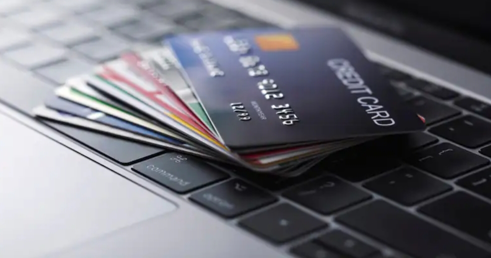 Atm Card Rules New 2024 : 1 अप्रैल से इन बैंकों के एटीएम कार्ड का  नहीं किया जा सकेगा इस्तेमाल, आरबीआई ने पूरी तरह से लगा दिया प्रतिबंध
