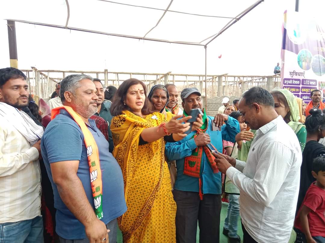 मोदी सरकार की उपलब्धि जनता के बीच रख रहीं भाजपा प्रत्याशी सरोज पांडेय