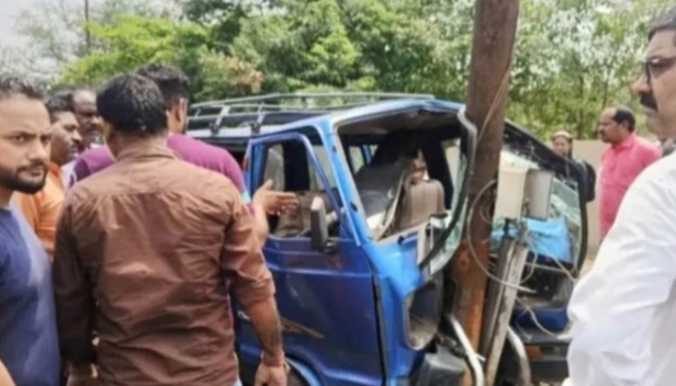 स्कूली बच्चों से भरी वैन दुर्घटनाग्रस्त, सड़क किनारे बिजली खंभे से टकराई, 7 बच्चों की हालत गंभीर…