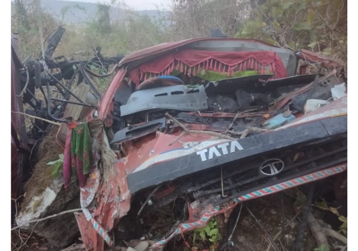 एक और बड़ा हादसा, 20 फिट गहरी खाई में गिरी माजदा, मचा हड़कंप…