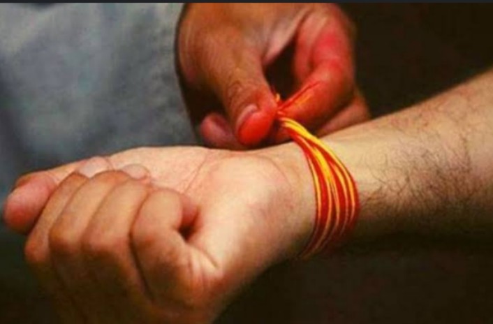 क्या आप जानते है हाथों पर बांधने वाला कलावा कितनी बार लपेटना चाहिए? या फिर कितने दिनों तक पहनें…