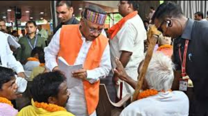 जनदर्शन कार्यक्रम : CM साय आत्मीयता से मिल रहे हैं नागरिकों से, समस्याओं के निराकरण हेतु अधिकारियों को दे रहे आवश्यक दिशा-निर्देश…