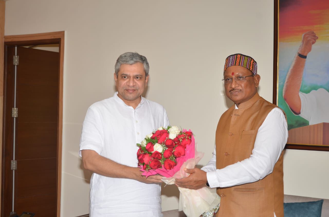 मुख्यमंत्री विष्णुदेव साय ने केंद्रीय रेल मंत्री से रेल परियोजनाओं पर की चर्चा