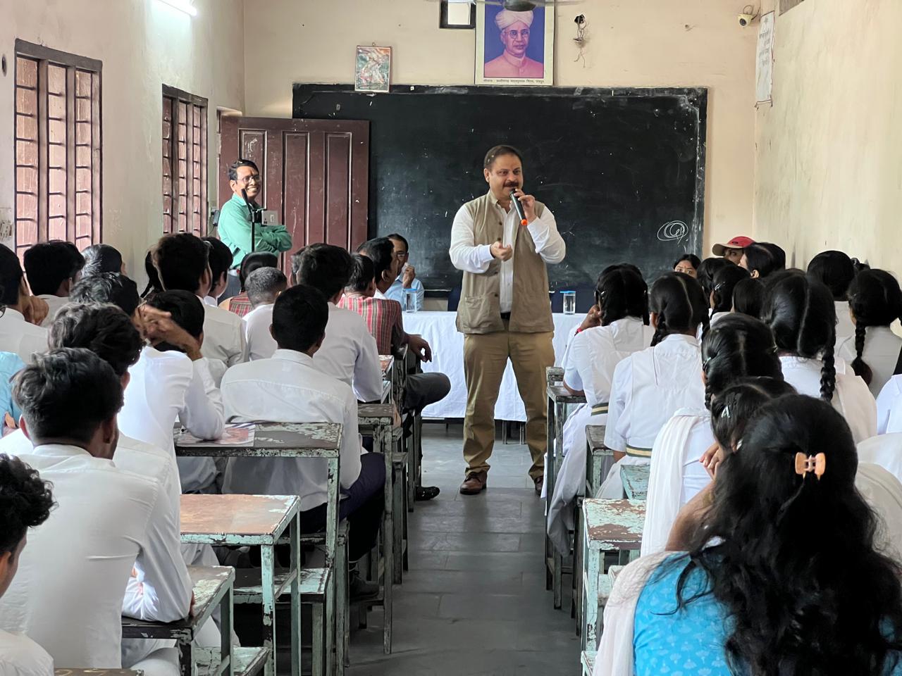 “हायरसेकेंडरी के युवाओं को बीच डॉ. सत्यजीत साहू के नेतृत्व में “जीवनप्रेरणासंवाद” का आयोजन “