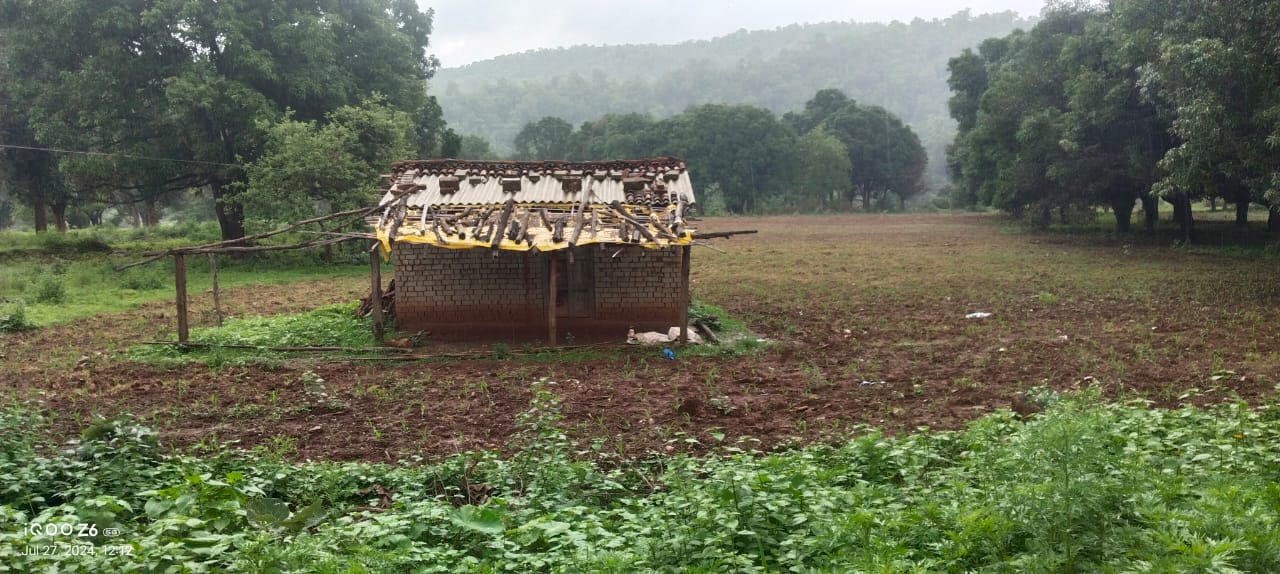 कब्जा हटाने के निर्धारित तिथि से 3 दिन अधिक होने के बाद भी अवैध कब्जा न हटना संदेह के दायरे में, ग्रामीण अक्रोशित