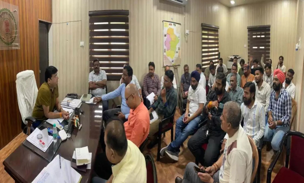 कलेक्टर डाॅ. गौरव सिंह के निर्देश पर आबकारी उपायुक्त विकास गोस्वामी ने ली आहाता लाइसेंसियों की बैठक
