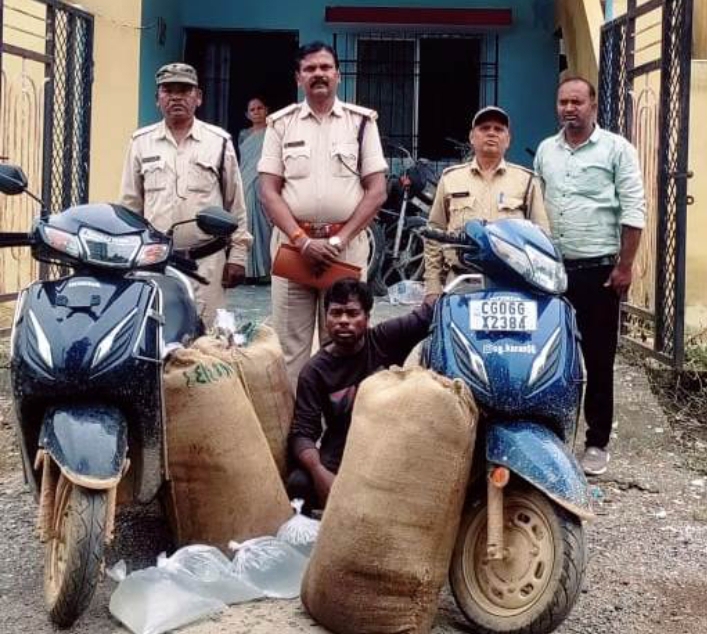 आबकारी टीम ने सरायपाली इलाके में 235 लीटर कच्ची शराब और दो स्कूटी जब्त की