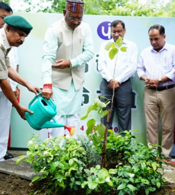 ‘एक पेड़ मां के नाम अभियान’ : सीएम साय ने निवास परिसर में लगाया दहिमान का पौधा