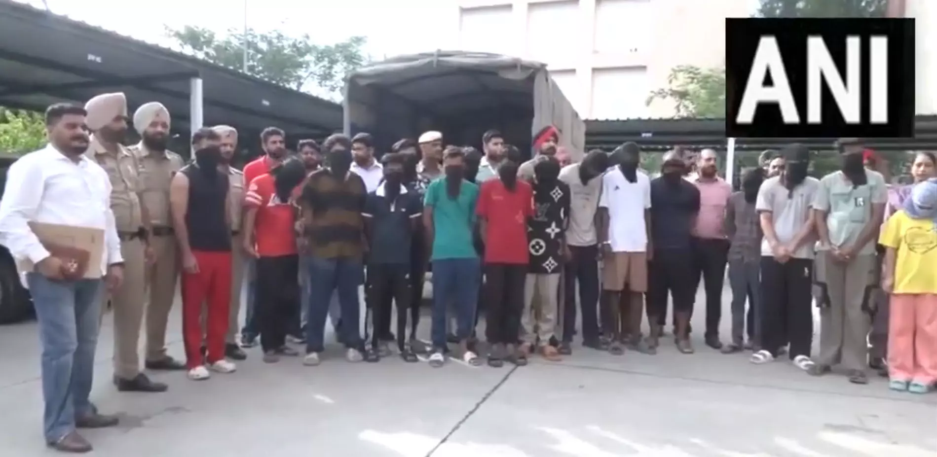 बिग ब्रेकिंग : फर्जी कॉल रैकेट का भंडाफोड़, 21 लोग गिरफ्तार