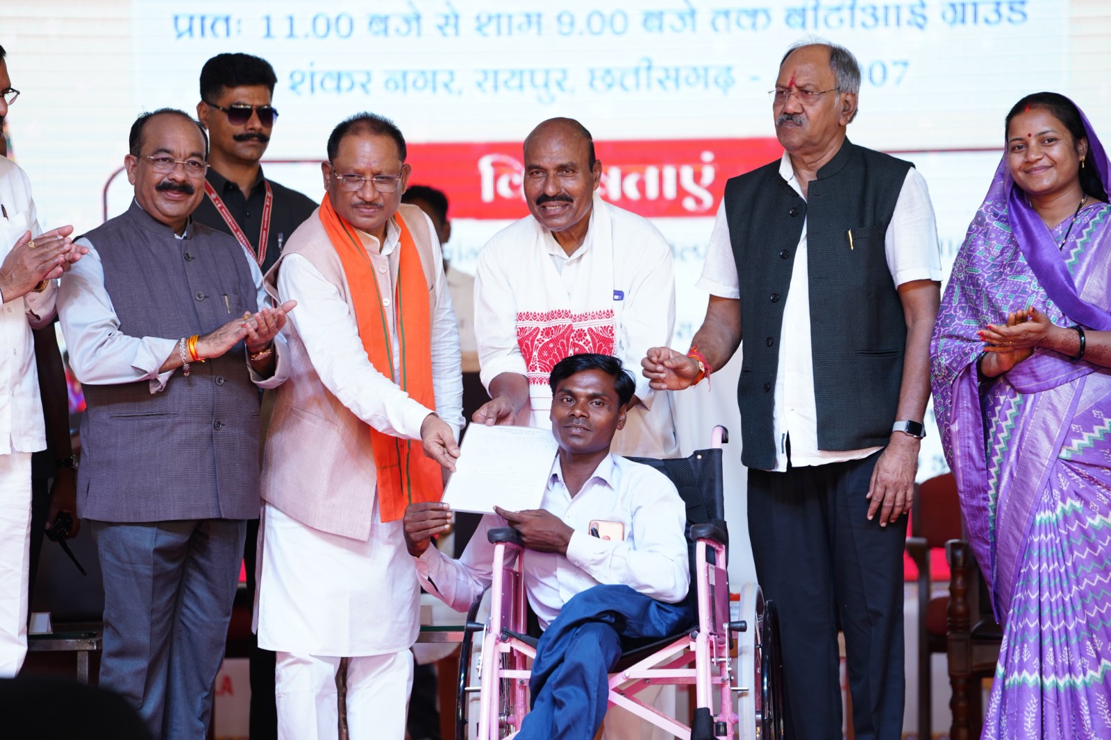 दिव्य कला मेले में दिव्यांगजनों को सहायक उपकरण एवं ऋण स्वीकृति पत्र किए गए वितरित