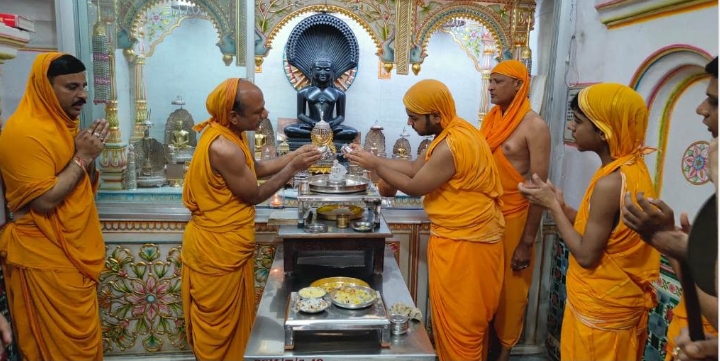 सांसारिक दुखों का नाश करने के लिए करते है शांति धारा : श्रेयश जैन ‘बालू’