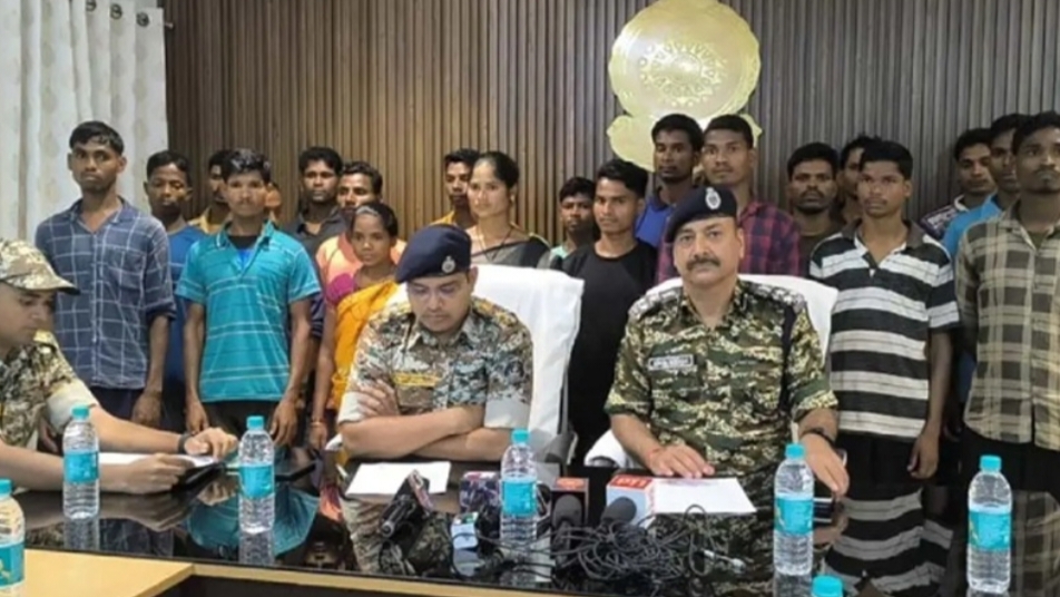 छह हार्डकोर समेत 25 नक्सलियों ने किया आत्मसमर्पण, दो महिला माओवादी भी शामिल….