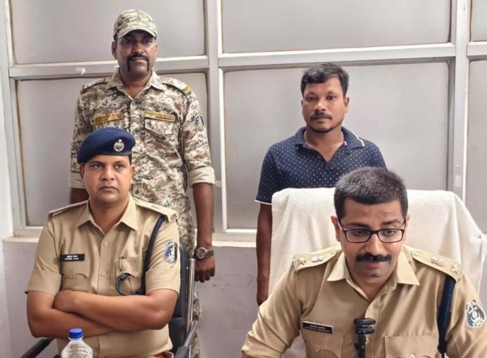 पांच लाख के ईनामी नक्सली कमांडर ने किया आत्मसमर्पण,हत्या,मुठभेड़ सहित कई वारदातों में रहा शामिल…