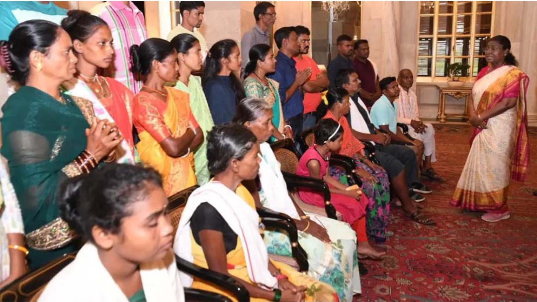 राष्ट्रपति भवन पहुंचे नक्सल पीड़ित : राष्ट्रपति को बताई अपनी समस्याएं, बोले- 40 सालों से परेशान हैं बस्तरवासी