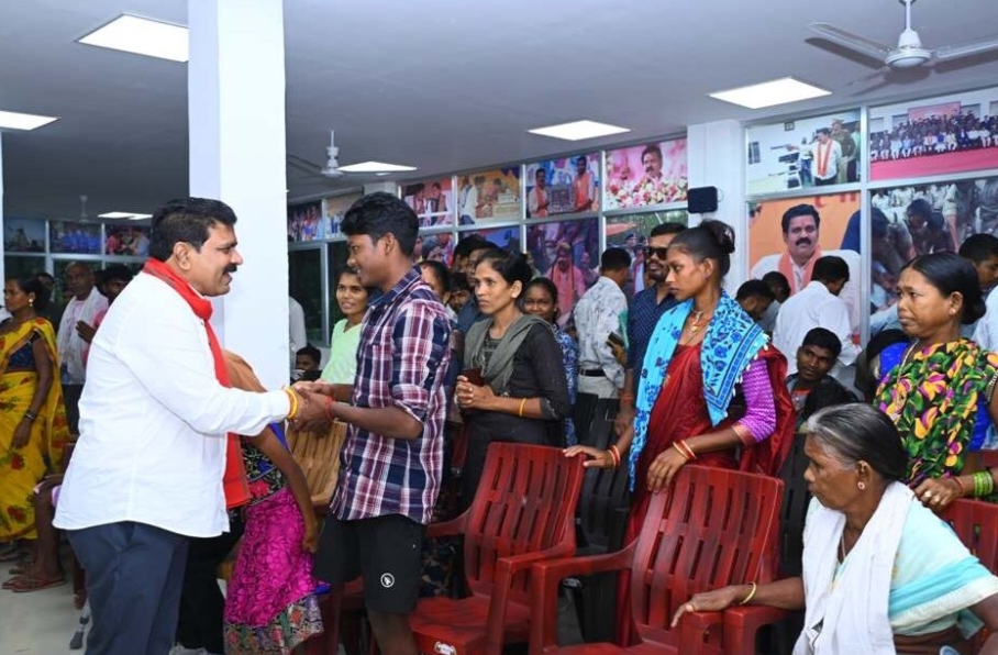 उपमुख्यमंत्री शर्मा ने माओवादी हिंसा से पीड़ित बस्तरवासियों का किया स्वागत