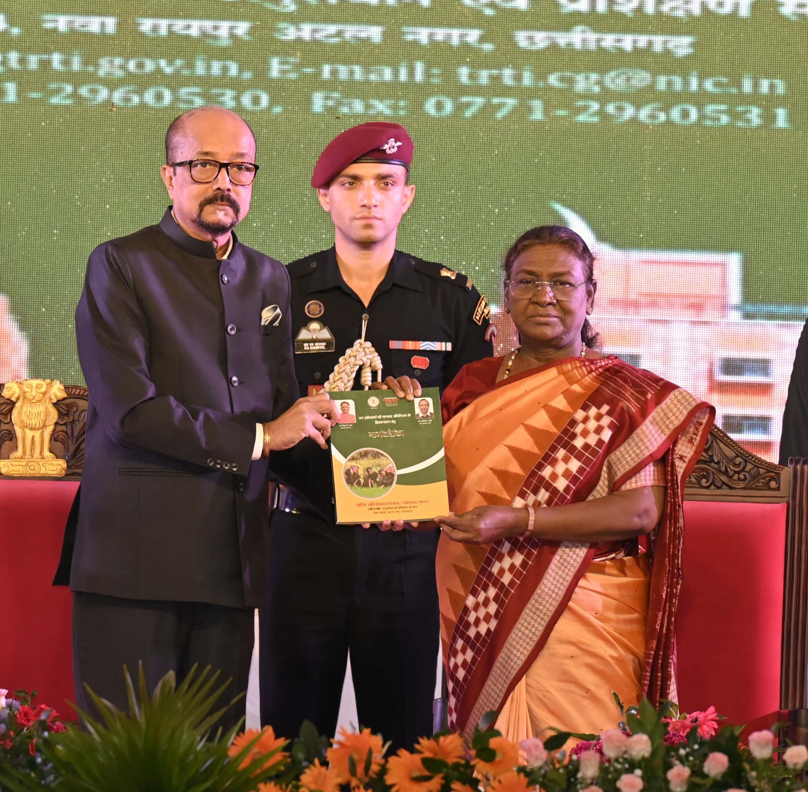 राष्ट्रपति द्रौपदी मुर्मु ने छत्तीसगढ़ की जनजातीय संस्कृति और सशक्तिकरण पर केंद्रित पुस्तकों का किया विमोचन