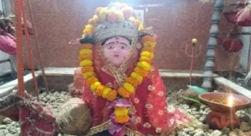 छत्तीसगढ़ के इस जिले के मंदिर में सोना, चांदी, प्रसाद नहीं …. चढ़ाए जाते हैं कंकड़-पत्थर, मनोकामना होती हैं पूर्ण, जानिए कब से चली आ रही यह परंपरा