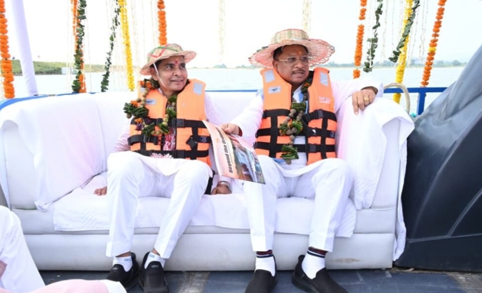 नौका विहार करते मयाली नेचर कैंप बैठक स्थल पहुंचे सीएम साय