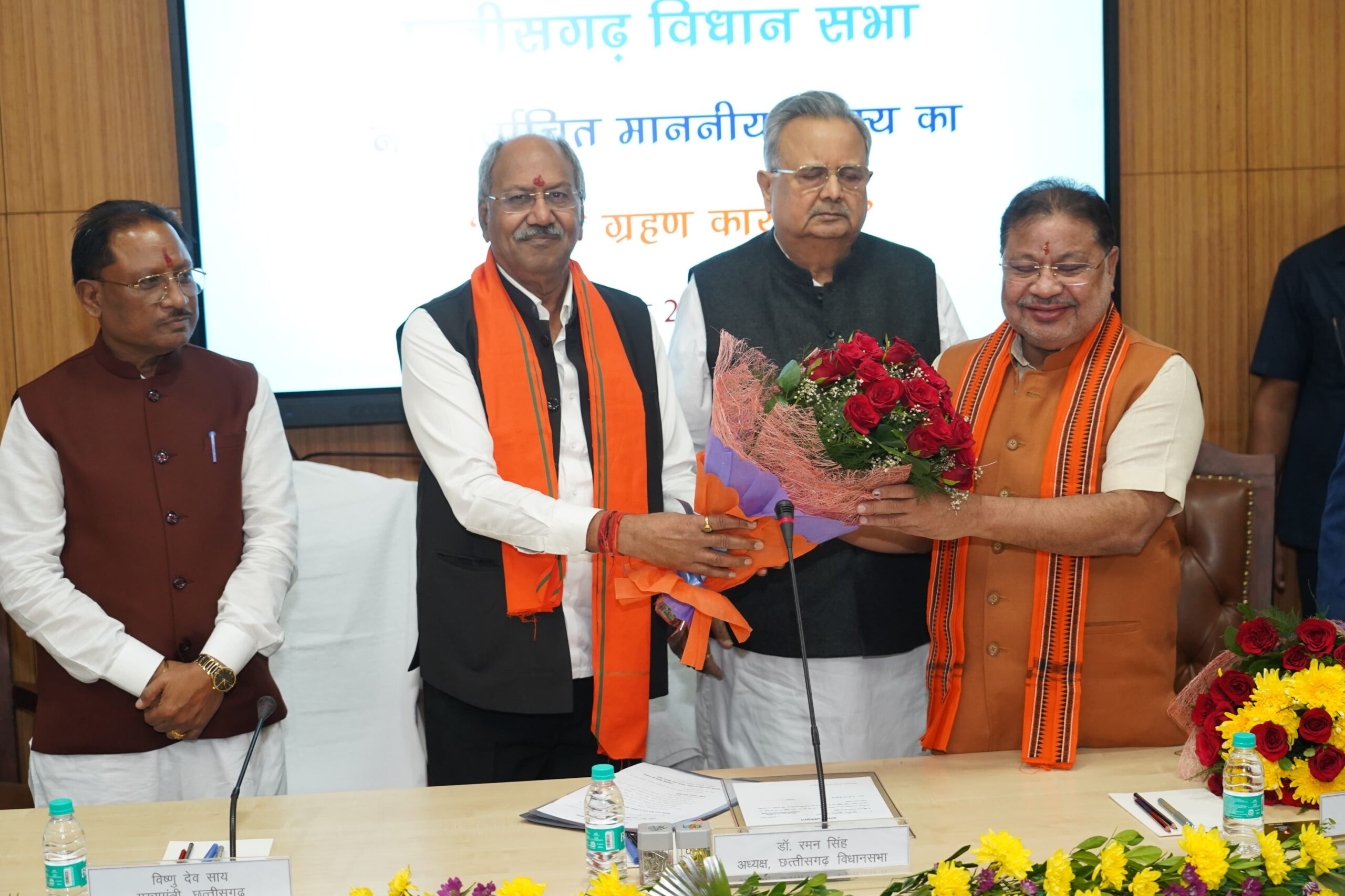 सांसद बृजमोहन अग्रवाल ने सुनील सोनी को दी बधाई बोले “जनता के दिलों में विश्वास और विकास की ज्योति जलाएं”