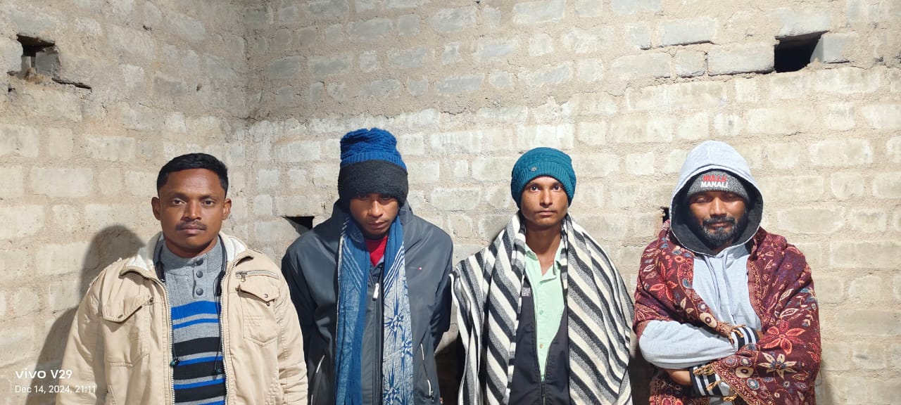 पटना के सार्वजनिक स्थानों में छुपकर खेल रहे थे जुआ, कोरिया पुलिस ने दबिश देकर हिरासत में लिए 04 जुआरी