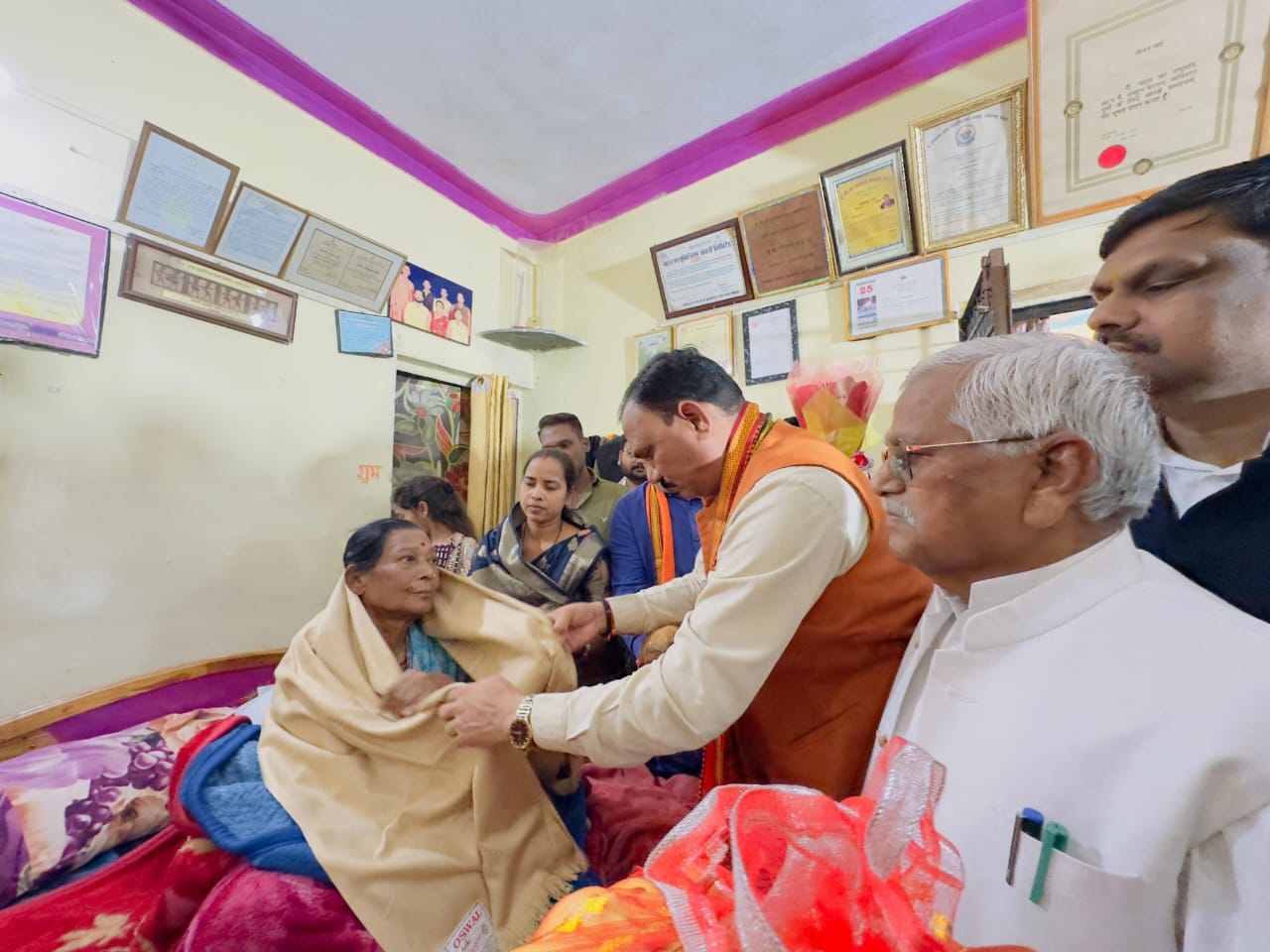 मुख्यमंत्री के प्रतिनिधि के रूप में पद्मविभूषण तीजन बाई से मिलने पहुंचे मंत्री श्याम बिहारी जायसवाल