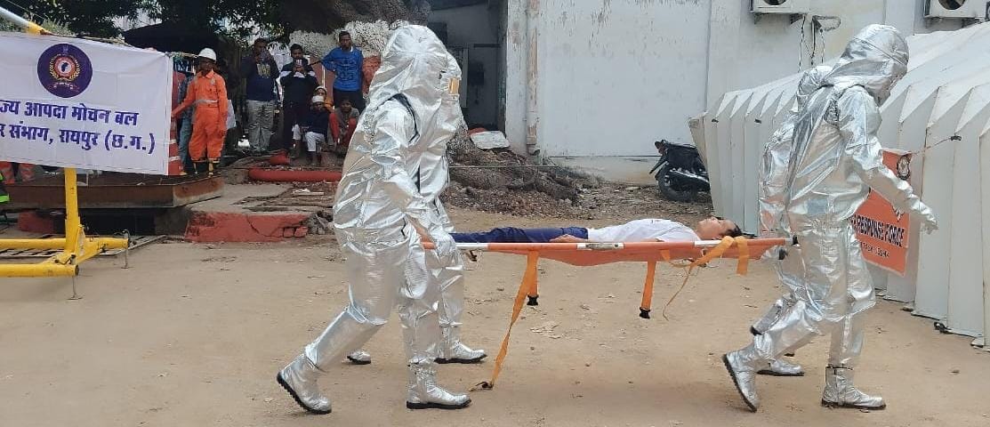 अम्बेडकर अस्पताल में एनडीआरएफ, एसडीआरएफ और फायर ब्रिगेड विभाग का संयुक्त फायर एंड रेस्क्यू मॉक ड्रिल प्रदर्शन