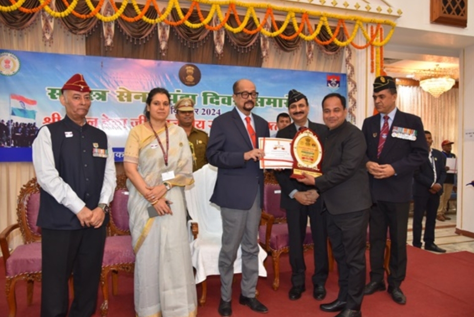 सशस्त्र सेना झंडा दिवस पर रायपुर जिला को मिला सम्मान, राज्यपाल डेका ने कलेक्टर डॉ. गौरव सिंह को किया सम्मानित