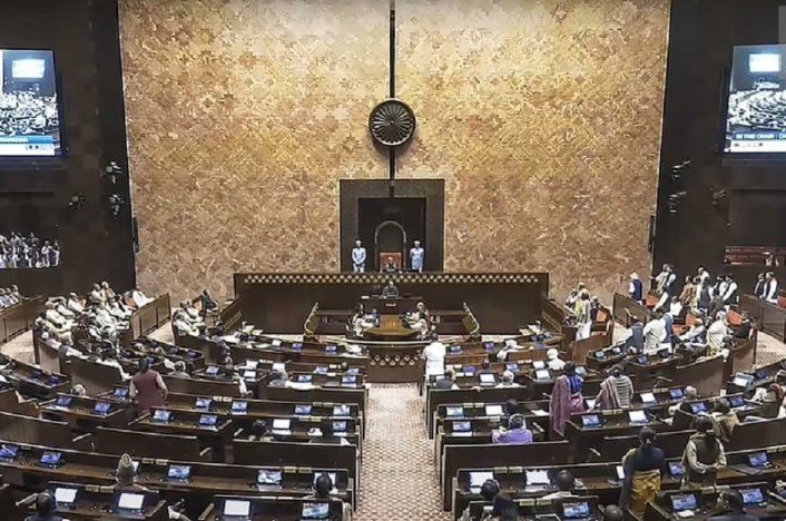 राज्यसभा में सीट नंबर 222 से मिली 500 रुपये के नोटों की गड्डी, सदन में हंगामा