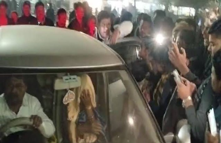 प्रेमिका के साथ चौपाटी में पकड़ाया पति, जमकर हुआ बवाल, पत्नी ने भीड़ के साथ मिलकर कर दी पिटाई….