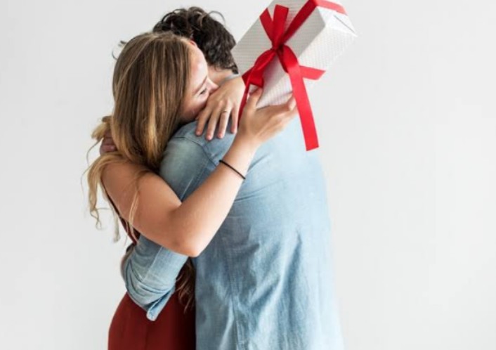 नए साल पर अपने पार्टनर को दें ये तोहफे, कराएं खास होने का एहसास