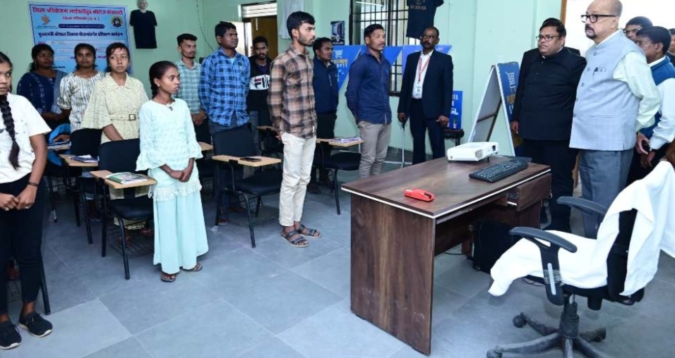 राज्यपाल ने गरियाबंद लाईवलीहुड कॉलेज का किया निरीक्षण