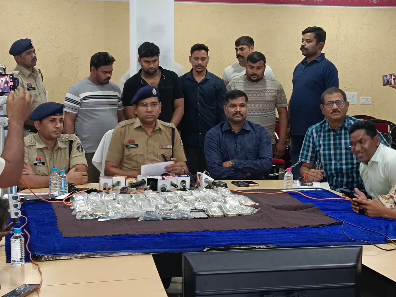 शोरूम में लाखों की चोरी का खुलासा, दुकान का ही कर्मचारी निकला मास्टरमाइंड