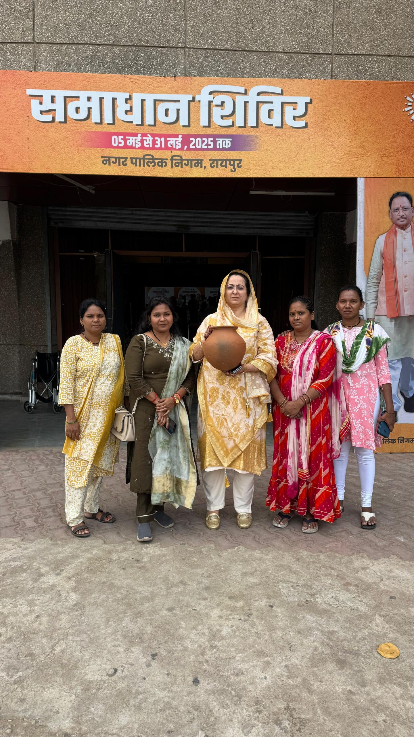 पेयजल संकट पर पार्षद अर्जुमन ढेबर का विरोध प्रदर्शन, समाधान शिविर में खाली मटका लेकर निगम और सरकार पर साधा निशाना