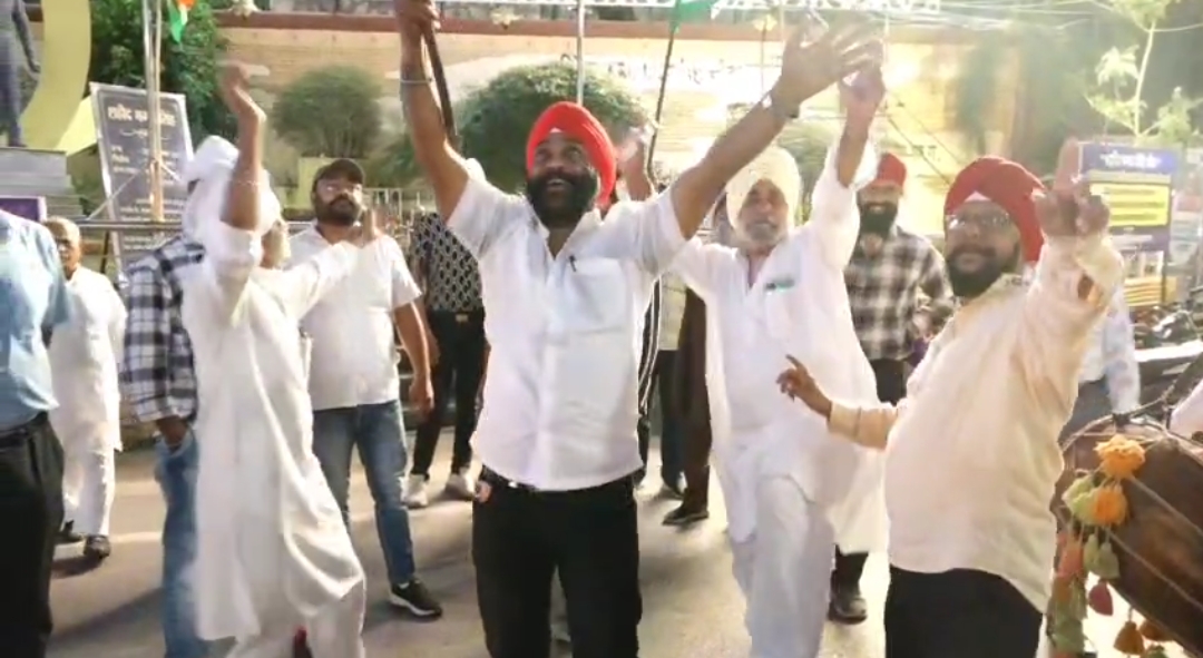 ऑपरेशन सिंदूर पर छत्तीसगढ़ सिख समाज का सेना और प्रधानमंत्री को सैल्यूट, भांगड़ा और मिठाईयां बाटी