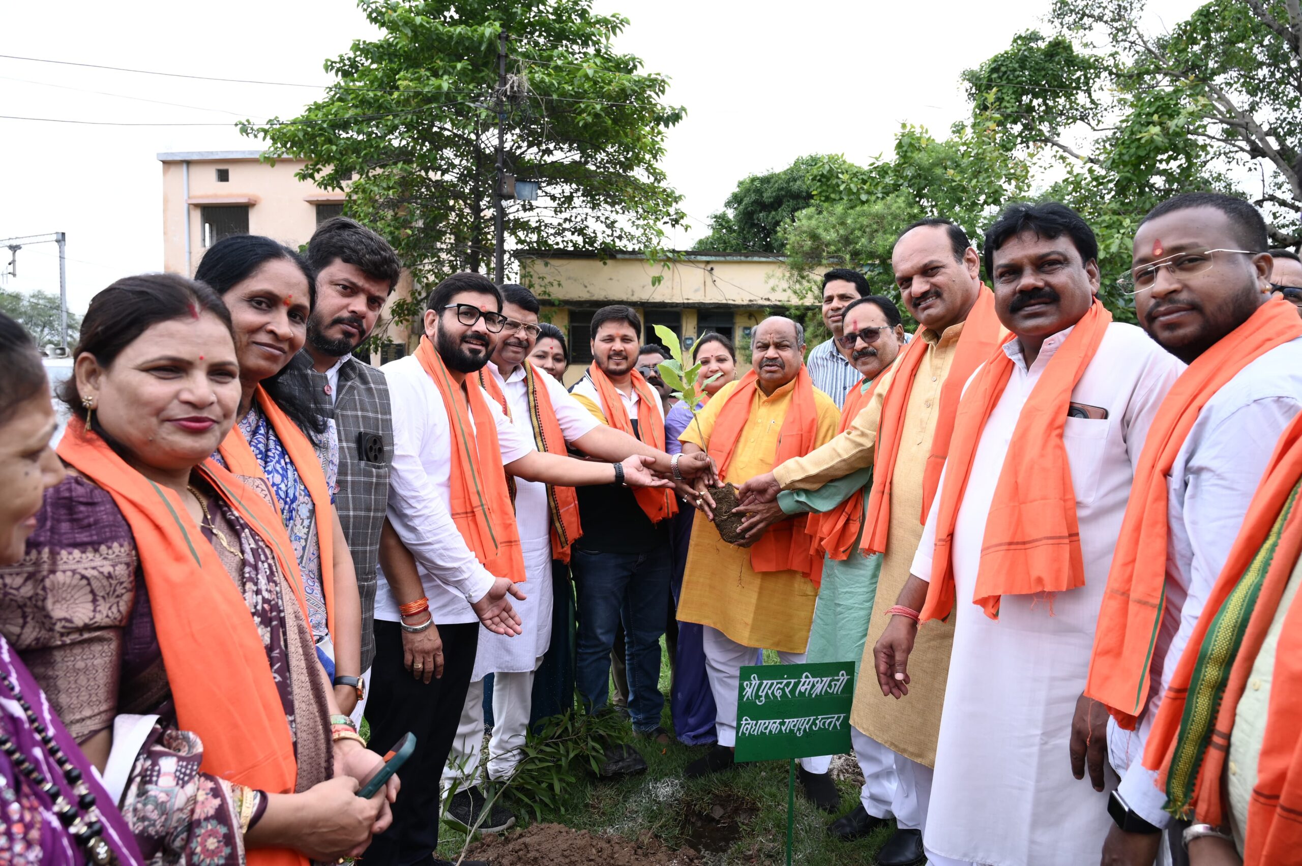 उत्तर विधायक पुरंदर मिश्रा ने लोधीपारा में किया वृक्षारोपण, कहा – “हर पौधा, पर्यावरण से किया गया एक पवित्र वादा है”