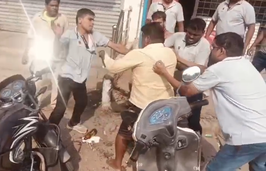 सिरगिट्टी शराब दुकान में कर्मचारियों की गुंडागर्दी, ग्राहक से मारपीट का वीडियो वायरल