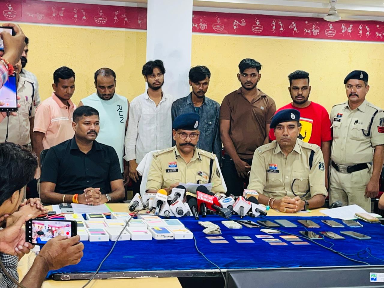 अंतरराज्यीय मोबाइल चोर गिरोह का पर्दाफाश – करोड़ों की ठगी का खुलासा