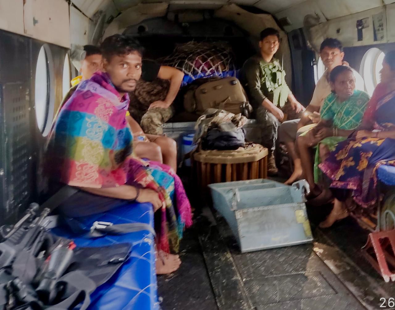 बाढ़ग्रस्त बस्तर में वायुसेना का रेस्क्यू ऑपरेशन: महिलाओं और बच्चे समेत 6 ग्रामीण सुरक्षित