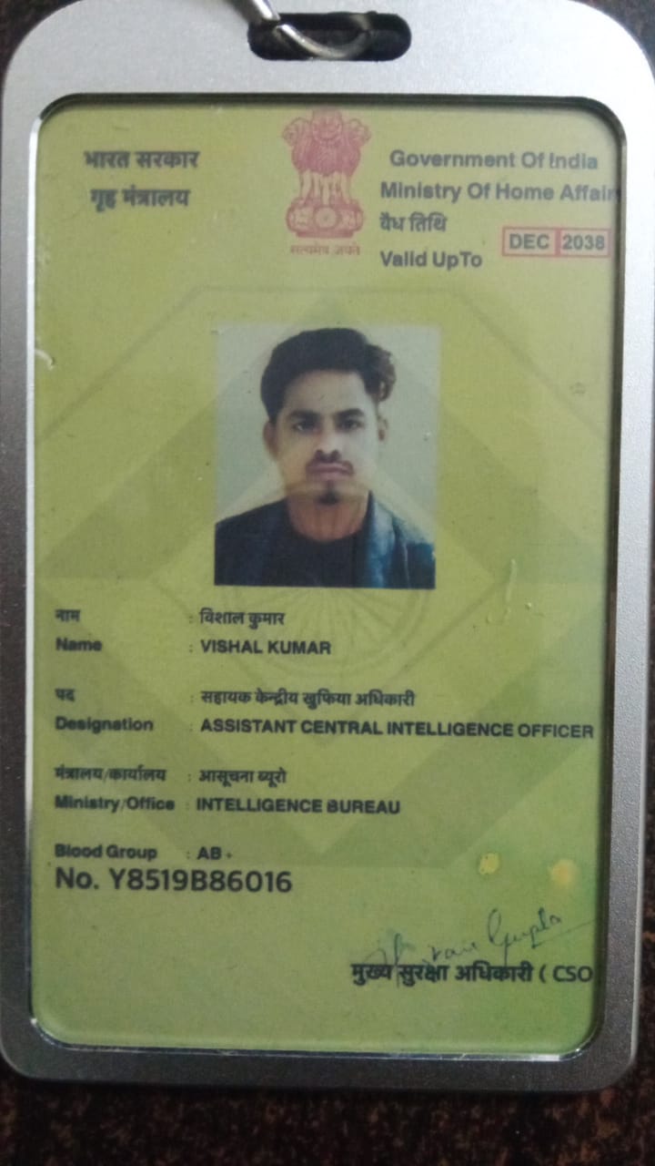 फर्जी I.B अधिकारी बनकर लोगों को छलने वाला युवक गिरफ्तार