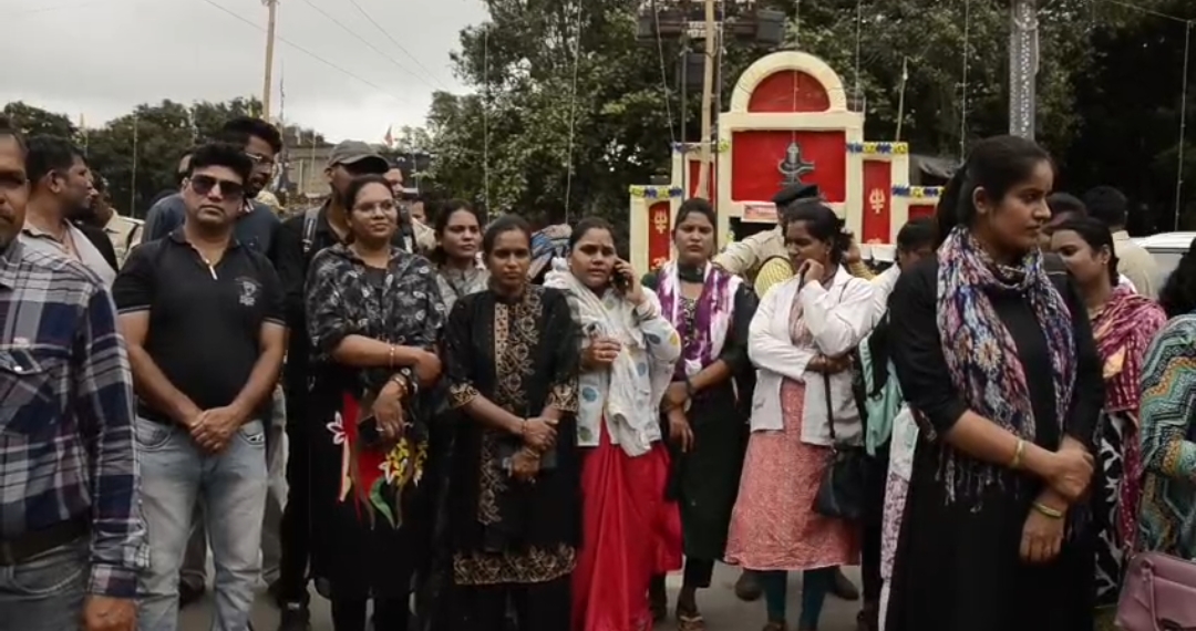 NHM कर्मचारियों का सामूहिक इस्तीफ़ा, 25 की सेवा समाप्त होने के बाद तेज़ हुआ विरोध, नेताओं की बयानबाजी तेज
