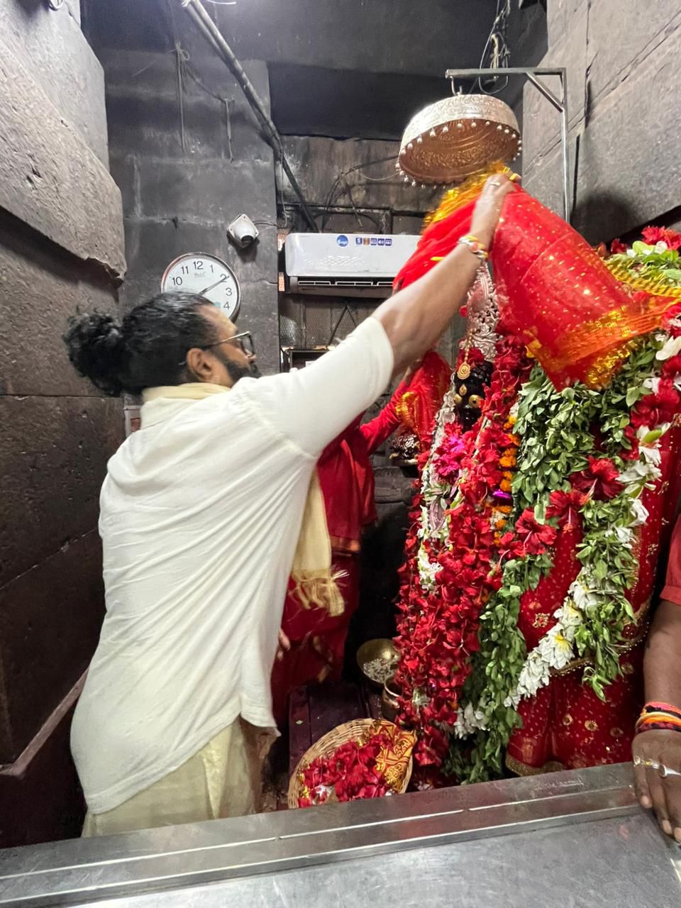 फिल्म अभिनेता ऋषभ शेट्टी पहुंचे दुनिया के सबसे पुराने मुंडेश्वरी मंदिर, कांतारा: चैप्टर 1 की सफलता के लिए कहा धन्यवाद