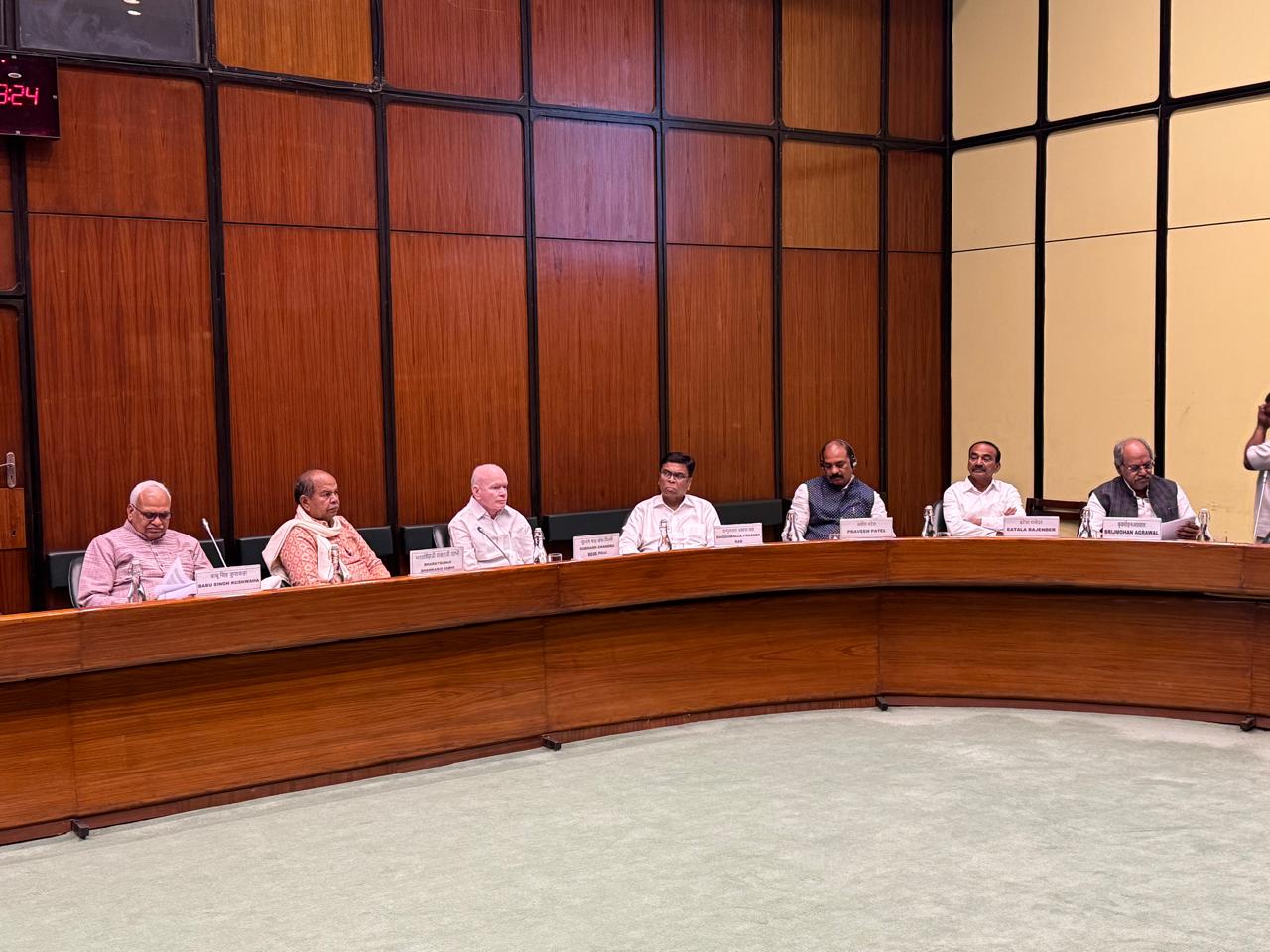 दवाइयों पर ‘एक राष्ट्र–एक दाम’ की देश में पहली बार उठी मांग, सांसद बृजमोहन ने संसद समिति बैठक में रखा बड़ा प्रस्ताव