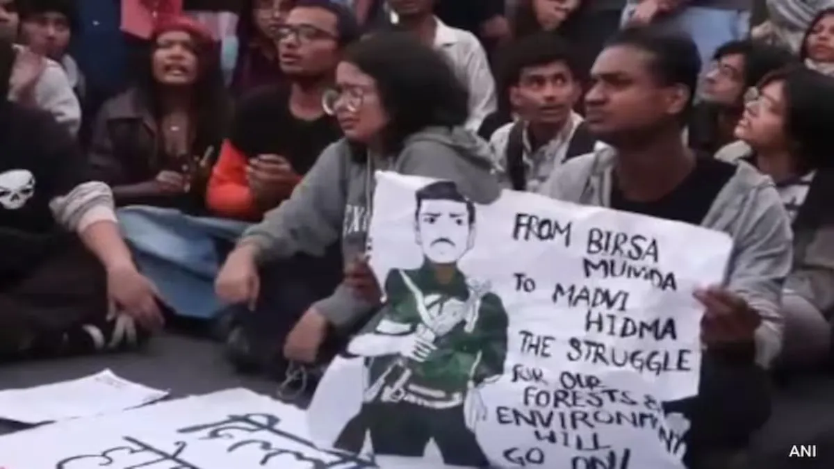 इंडिया गेट पर ‘लाल सलाम’ के नारे, माड़वी हिडमा का समर्थन – 23 लोग गिरफ्तार, मिर्ची स्प्रे से पुलिसकर्मी घायल