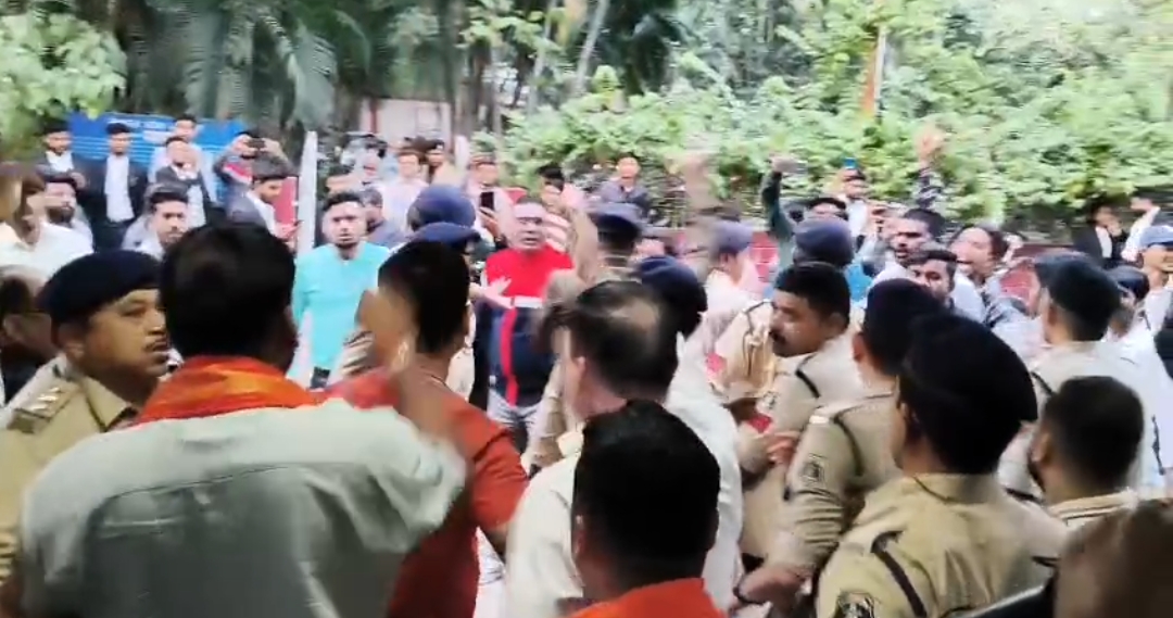 बिलासपुर में बवाल: आपत्तिजनक बयान देने वाले आशुतोष चैतन्य जेल भेजे गए, कोर्ट में दो पक्षों की भिड़ंत से हालात बिगड़े