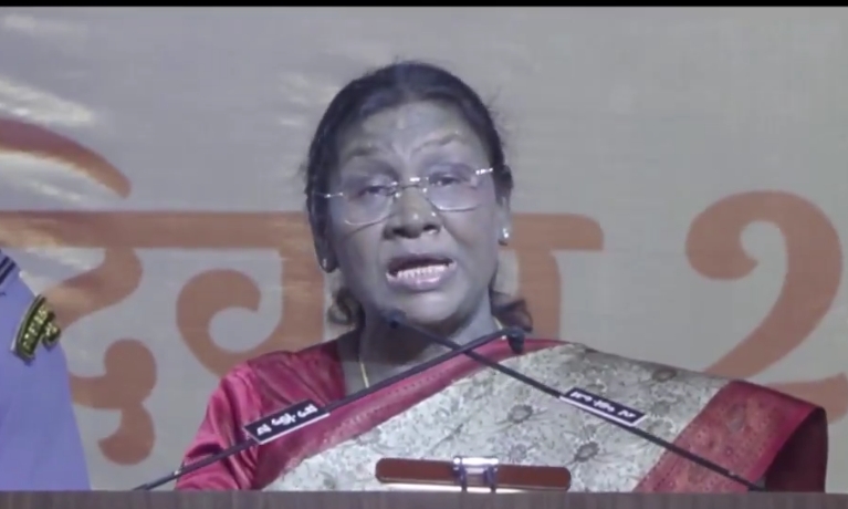 अंबिकापुर में उमड़ा जनजातीय गौरव… राष्ट्रपति मुर्मू बोलीं— “मैं इस समाज की बेटी हूं, बिरसा मुंडा ने अंग्रेजों का जीना हराम कर दिया था”